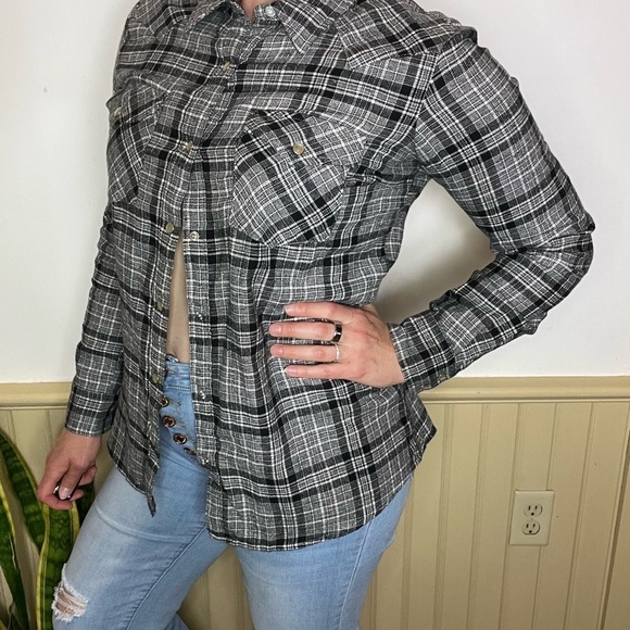Wrangler Tops - Wrangler Shirt Gray Long Sleeve Plaid Flannel Lightweight Women’s Sz M